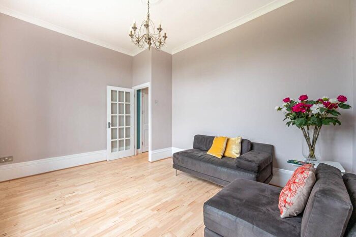 2 Bedroom Flat For Sale In Hainault Road, Leytonstone, London, E11