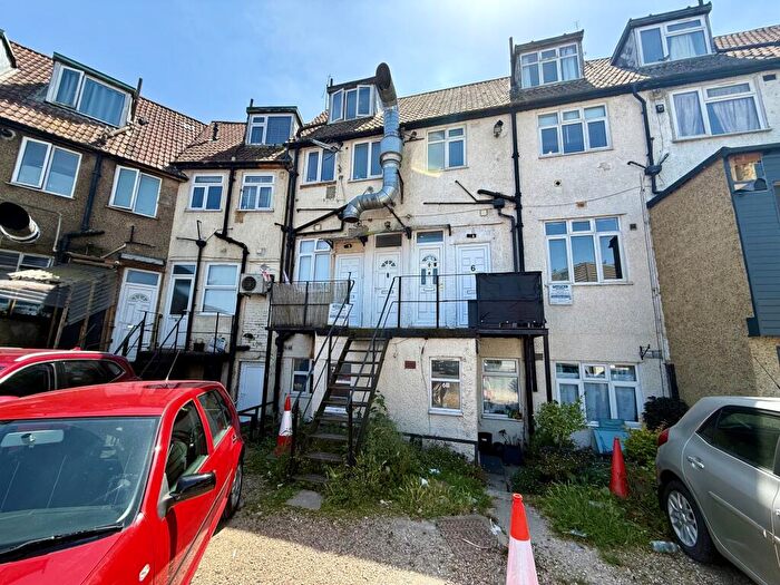 2 Bedroom Apartment To Rent In Houghton Mansions, LU6