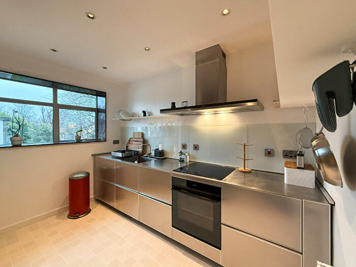 2 Bedroom Flat To Rent In Blackheath Park, SE3