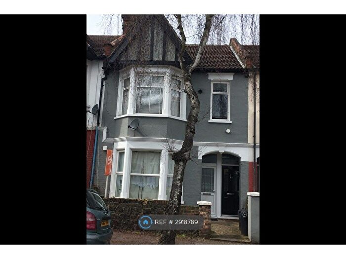 2 Bedroom Flat To Rent In Beedell Avenue, Westcliff-On-Sea, SS0