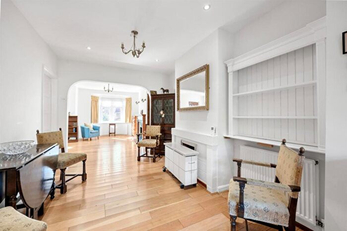 3 Bedroom End Of Terrace House For Sale In Castlewood Drive, London, SE9