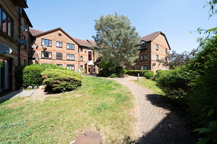 2 Bedroom Flat For Sale In Deanery Close, London, N2