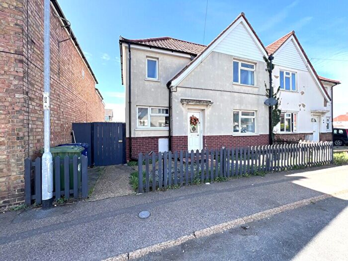 3 Bedroom Semi-Detached House For Sale In Burnsfield Estate, Chatteris, PE16