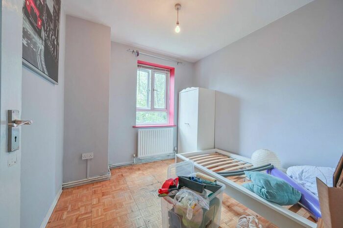 3 Bedroom Flat To Rent In Sundew Avenue, Shepherd's Bush, London, W12