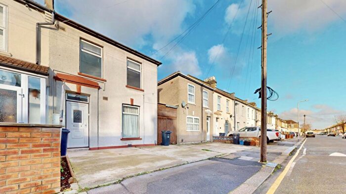 1 Bedroom Flat For Sale In Grange Road, Ilford, IG1