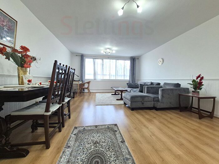 3 Bedroom Flat To Rent In London, Hendon, NW4