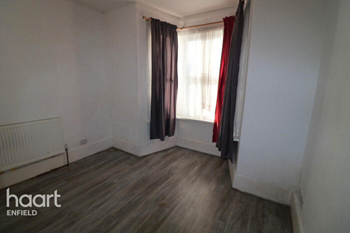 6 Bedroom Semi-Detached House To Rent In Walton Road, Hoddesdon, EN11