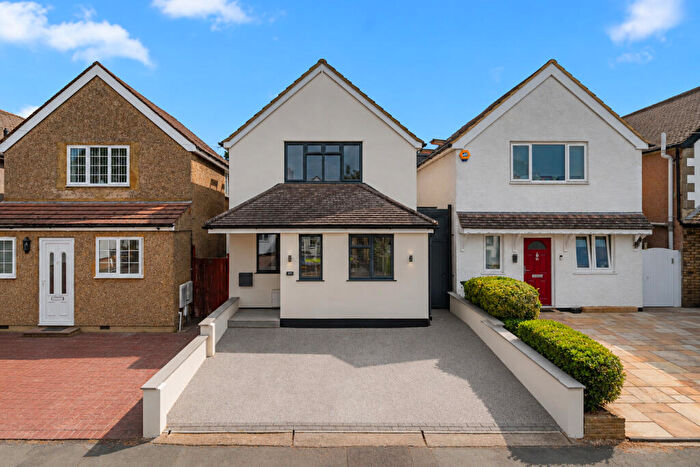 3 Bedroom Detached House For Sale In Bourneside Road, Addlestone, Surrey, KT15