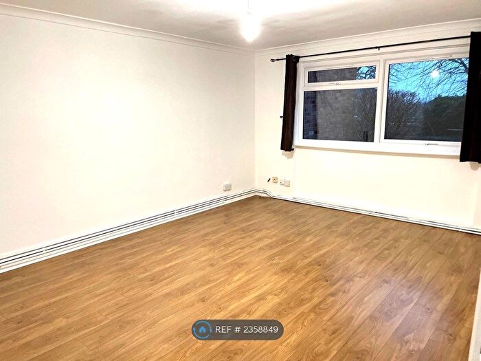 2 Bedroom Flat To Rent In Benwick Court, London, SE20