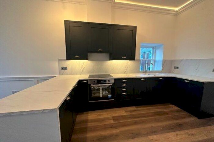 2 Bedroom Flat To Rent In South Parade, Wakefield, WF1