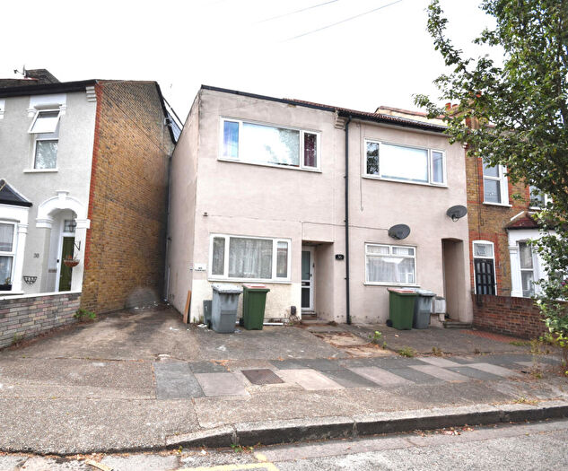 3 Bedroom Flat To Rent In Beverley Road, East Ham, London, E6