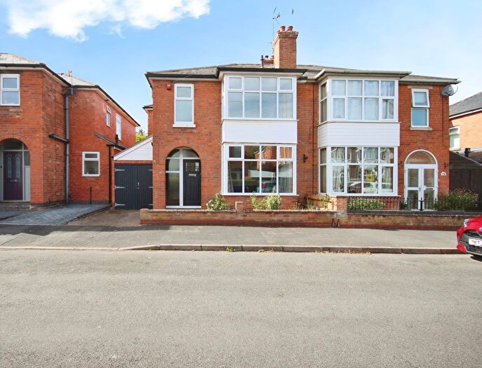 4 Bedroom Semi Detached House For Sale In Wathen Road, Leamington Spa, CV32