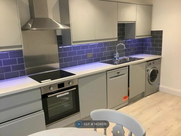 2 Bedroom Flat To Rent In Shepherds Bush Road, London, W6