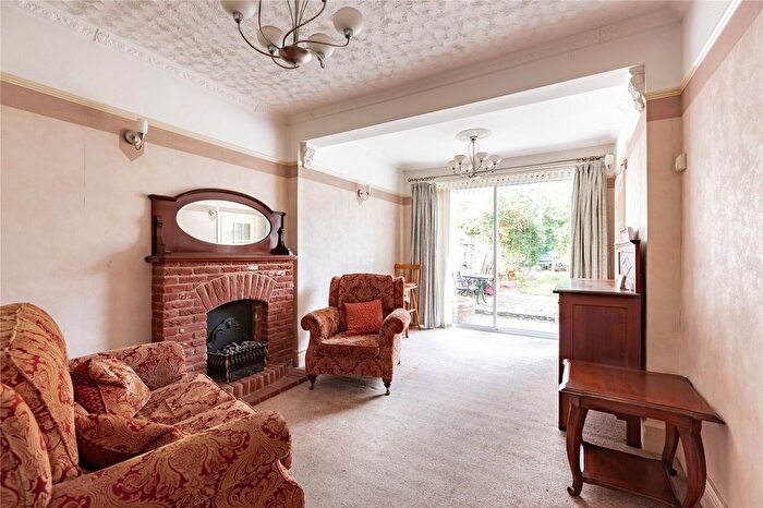 2 Bedroom Bungalow For Sale In Derby Avenue, Upminster, RM14