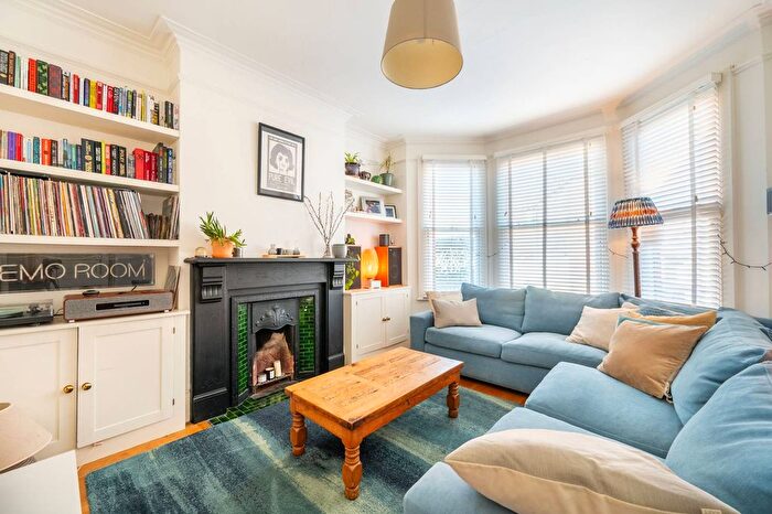 2 Bedroom Flat For Sale In Temple Road, Cricklewood, London, NW2