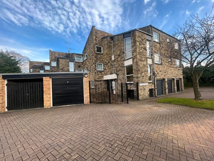 2 Bedroom Flat To Rent In Renton Drive, Guiseley, Leeds, West Yorkshire, Uk, LS20