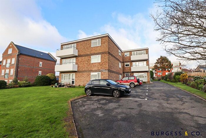 2 Bedroom Flat For Sale In Collington Avenue, Bexhill-On-Sea, TN39