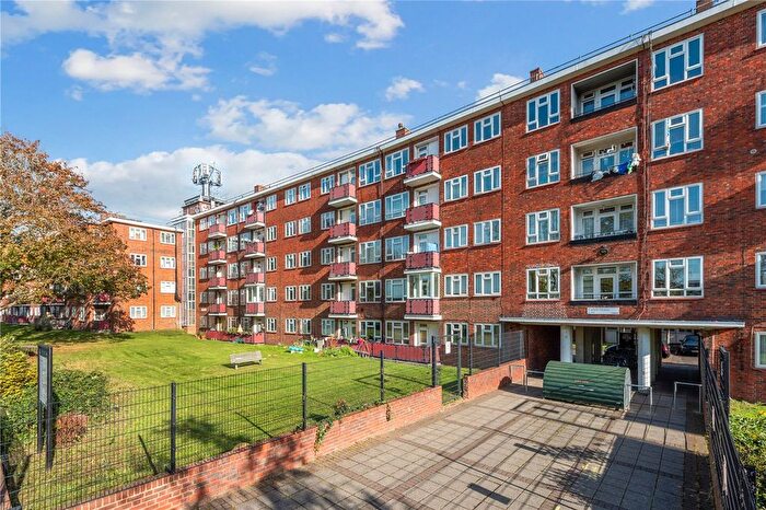 2 Bedroom Flat For Sale In Albion Road, London, N16