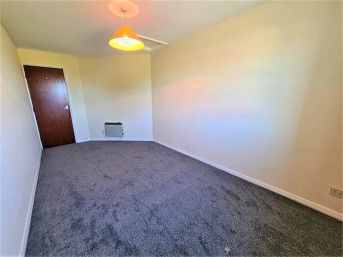 1 Bedroom Flat To Rent In Gibson Close, Isleworth, TW7