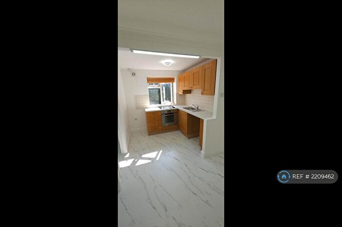 2 Bedroom Flat To Rent In Brackenwood Mews, Wilmslow, SK9