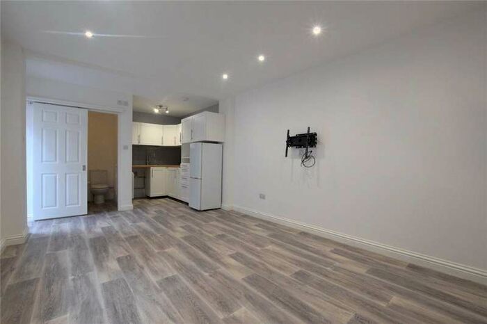 1 Bedroom Apartment To Rent In Owlsmoor Road, Owlsmoor, Sandhurst, Berkshire, GU47