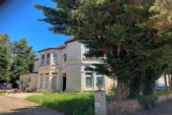 1 Bedroom Studio To Rent In Wimborne Road, Southend-On-Sea, SS2