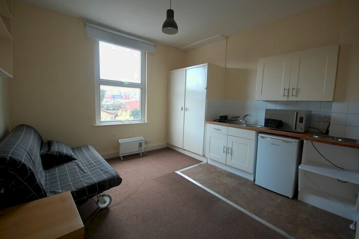 Studio To Rent In Southfield Road, London, W4