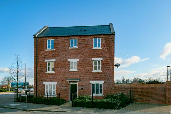 4 Bedroom Town House To Rent In Haydock Road, Bicester, Oxfordshire, OX26