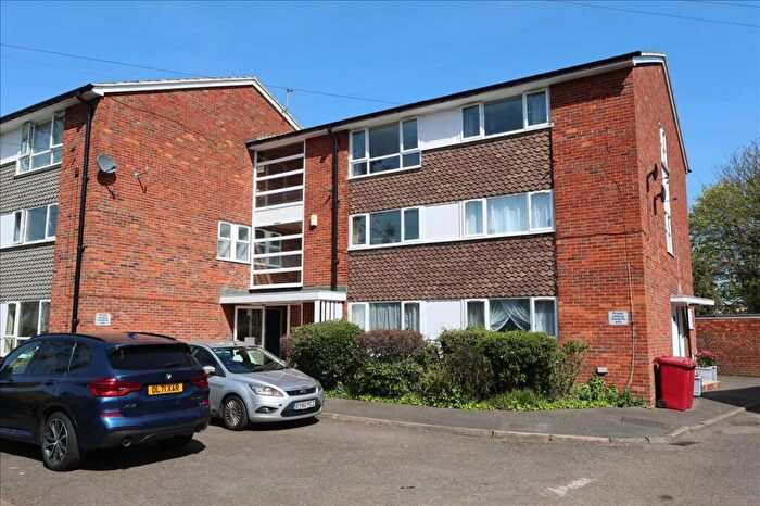 2 Bedroom Apartment For Sale In Landsdowne Court, Slough, SL1