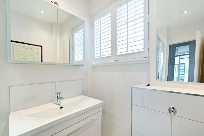 1 Bedroom Flat For Sale In Britten Street, Chelsea, SW3