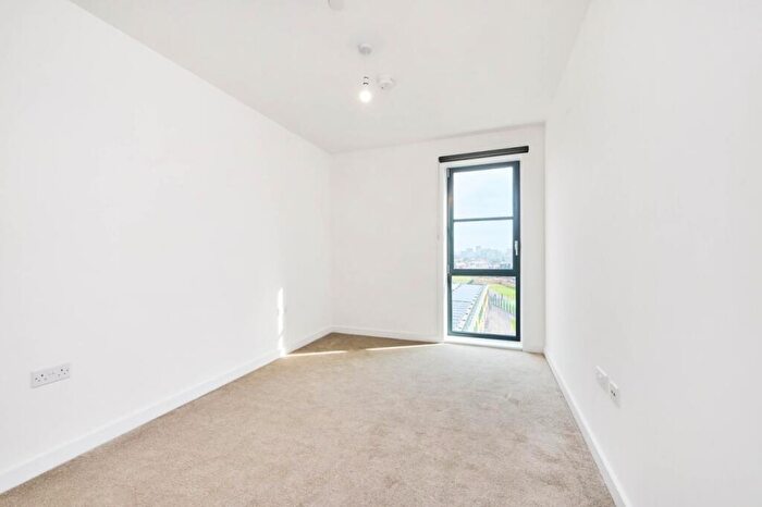 2 Bedroom Flat To Rent In New Road, Dagenham, RM9