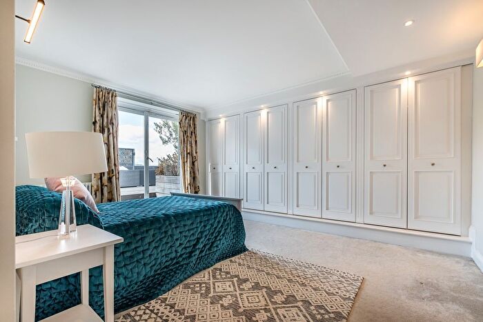3 Bedroom Flat To Rent In Nine Elms Lane, London, SW8
