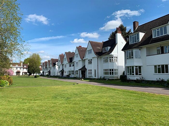 2 Bedroom Flat For Sale In Watts Road, Thames Ditton, KT7