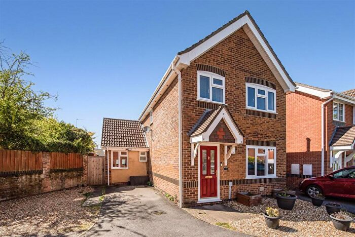 3 Bedroom Link Detached House For Sale In Kew Walk, Andover, SP10