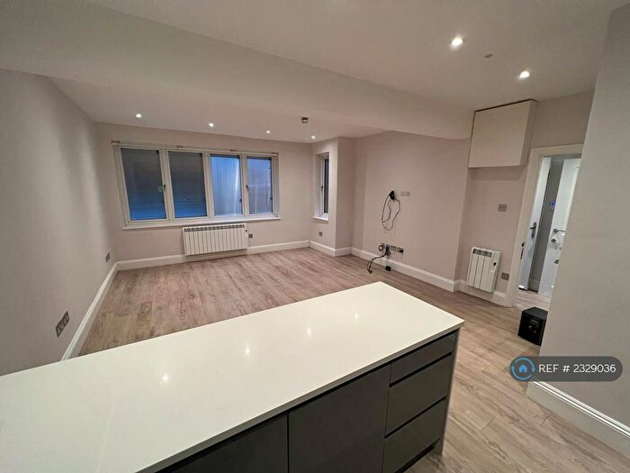 Studio To Rent In Green Lanes, London, N21