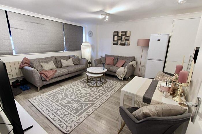 2 Bedroom Flat To Rent In High Road, London, N12