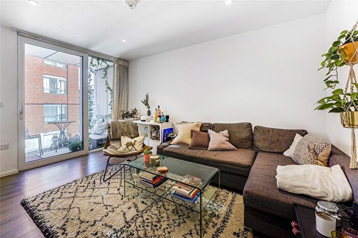 3 Bedroom Flat To Rent In Buckhold Road, London, SW18