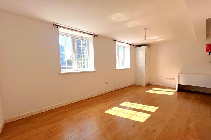 2 Bedroom Flat To Rent In Woking, Surrey, GU21