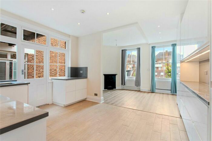 2 Bedroom Apartment To Rent In Widdenham Road, London, N7