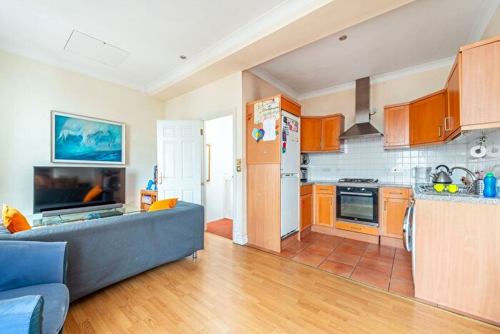 2 Bedroom Flat To Rent In Ladbroke Grove, London, W11