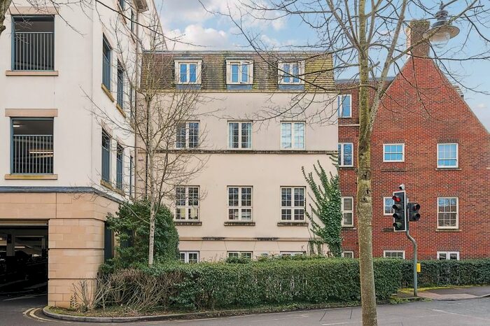 2 Bedroom Flat To Rent In Woodford Way, Witney, OX28