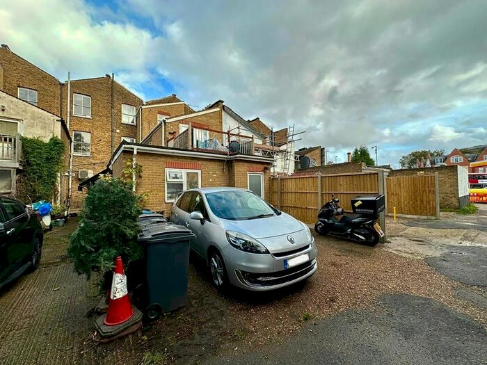 2 Bedroom Flat To Rent In Park Road, Kingston Upon Thames, KT2