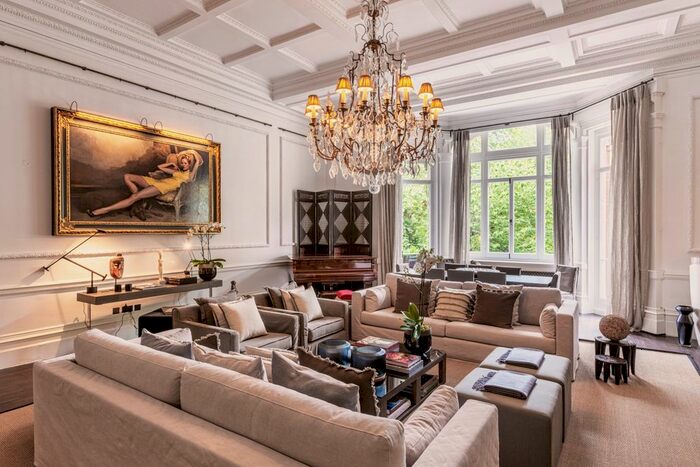 3 Bedroom Flat To Rent In Cadogan Square, London, SW1X