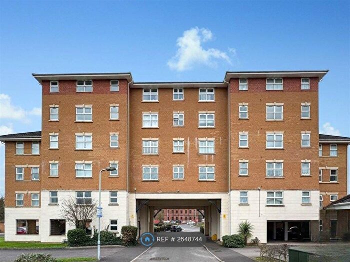 2 Bedroom Flat To Rent In Pickfords Gardens, Slough, SL1