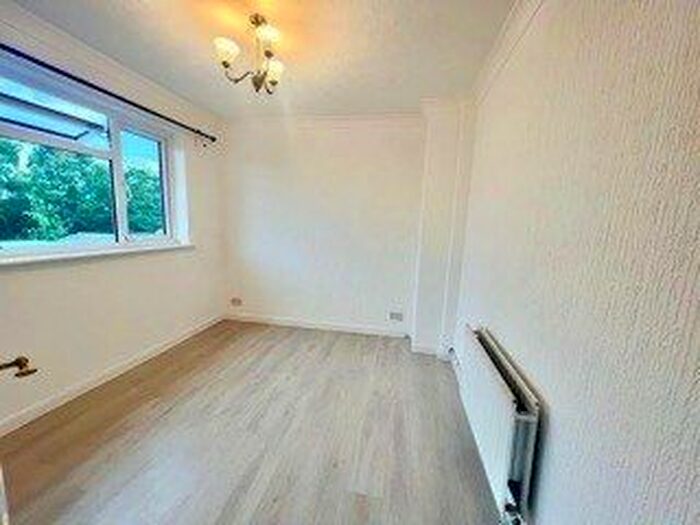 2 Bedroom Flat To Rent In West Street, Carshalton, SM5