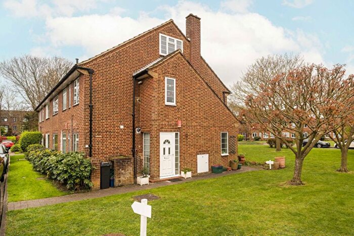 3 Bedroom Flat For Sale In Thames Village, Chiswick, W4