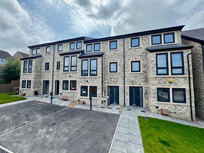 4 Bedroom Town House For Sale In Manywell Heights, Cullingworth, BD13