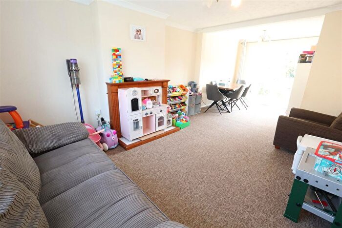 2 Bedroom End Of Terrace House To Rent In Cotesmore Road, Hemel Hempstead, HP1