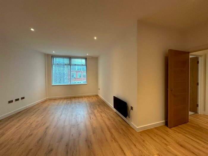 2 Bedroom Flat To Rent In Chalfont Park, Gerrards Cross, SL9