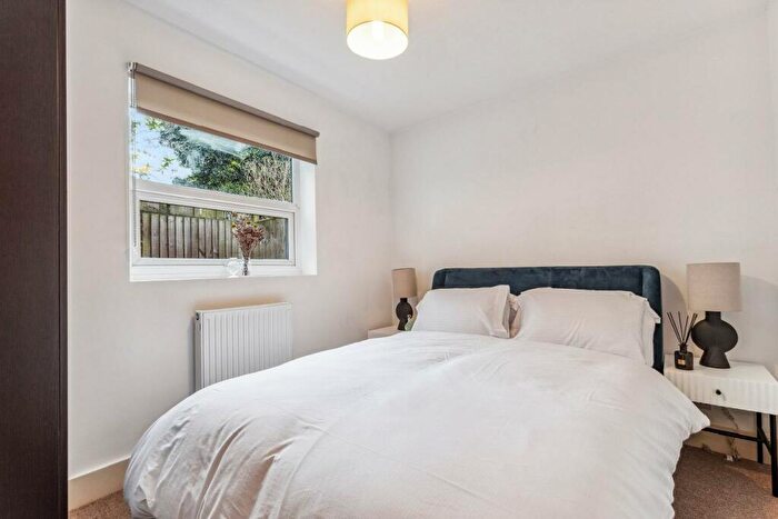 2 Bedroom Flat For Sale In Falcon Road, Battersea, SW11